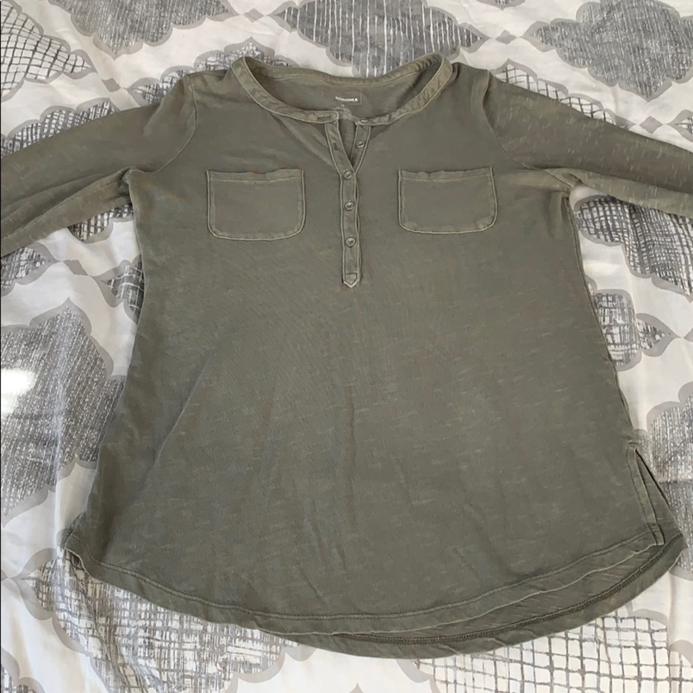 Mid sleeve olive green shirt. Size: Small